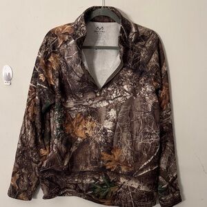 Realtree Olive Green & Cream Pullover Label Close-Up